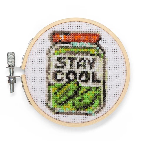 Kikkerland Mini Borduurpakket - Stay Cool Augurkenpot 7,5cm