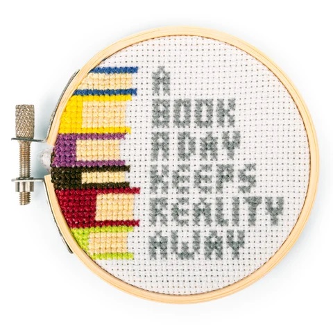 Kikkerland Mini Borduurpakket - A Book A Day 7,5cm