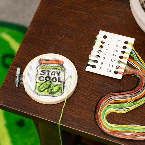 Kikkerland Mini Borduurpakket - Stay Cool Augurkenpot 7,5cm - Afbeelding 2
