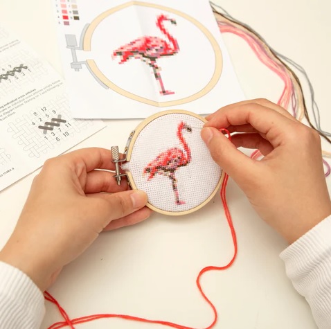 Kikkerland Mini Borduurpakket - Flamingo 7,5cm - Afbeelding 2