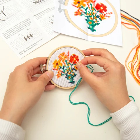 Kikkerland Mini Borduurpakket - Bloemen 7,5cm - Afbeelding 2