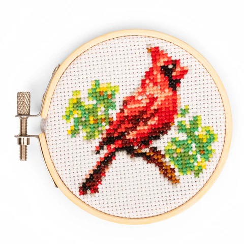 Kikkerland Mini Borduurpakket Kardinaal Vogel 7,5cm