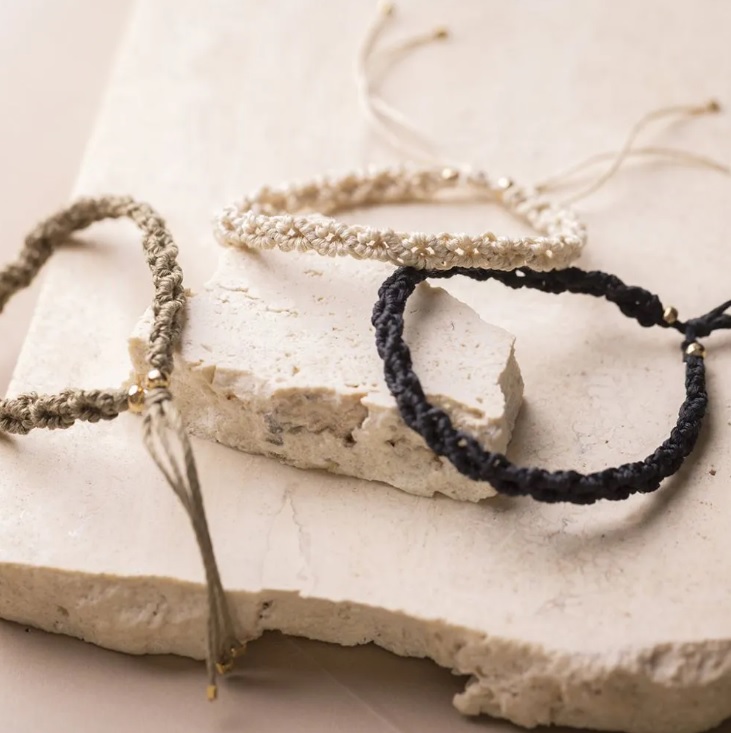 Mini Hobbyset Macramé, Armband, zwart, olijfbruin, zandkleur, 1 doos - Afbeelding 3