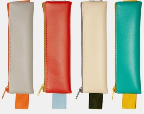 Etui met elastische band.