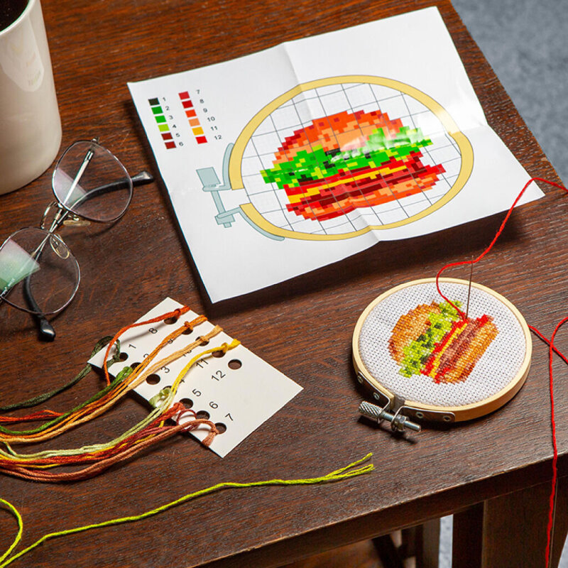 Kikkerland Mini Borduurpakket Hamburger 7,5cm - Afbeelding 3